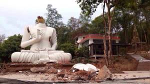 พระพุธรูปปูนปั้นเสียหายจากเหตุแผ่นดินไหว 